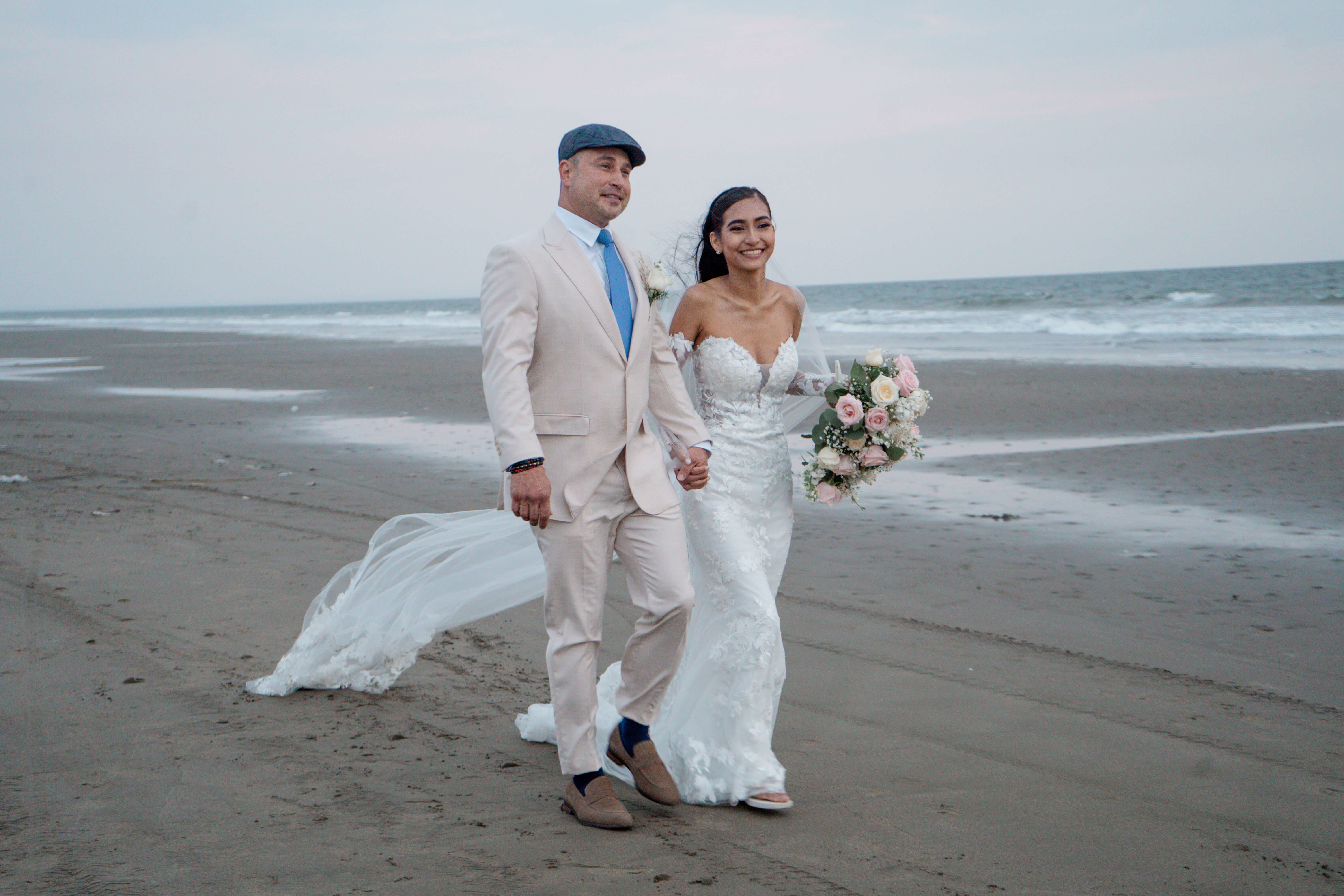 Mark y Alisson celebran su amor en la playa de General Villamil Playas con un estilo romántico y elegante.